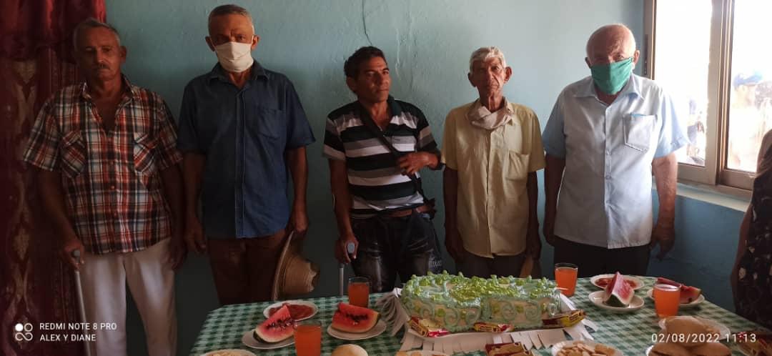 Se desarrolló cumpleaños colectivo a los asistenciados que reciben el servicio de alimentos en la Unidad del SAF La AMISTOSA de la UEB la Complaciente.
#PORGRANMALOMEJOR 
#CubaViveYTrabaja 
#CubaPorLaPaz