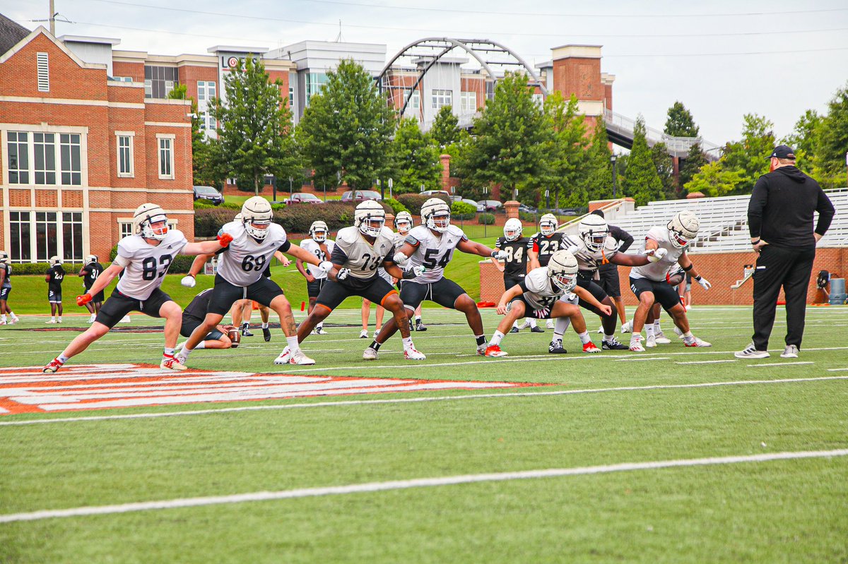 MercerFootball's tweet photo. 𝐖𝐄 𝐆𝐎𝐓 𝐓𝐇𝐄 𝐒𝐇𝐄𝐋𝐋𝐒 𝐎𝐍 𝐓𝐎𝐃𝐀𝐘… 25 days until kickoff, August 27th vs Morehead State 💪 

#RaiseTheBar | #RoarTogether https://t.co/B2mrqYbCZQ