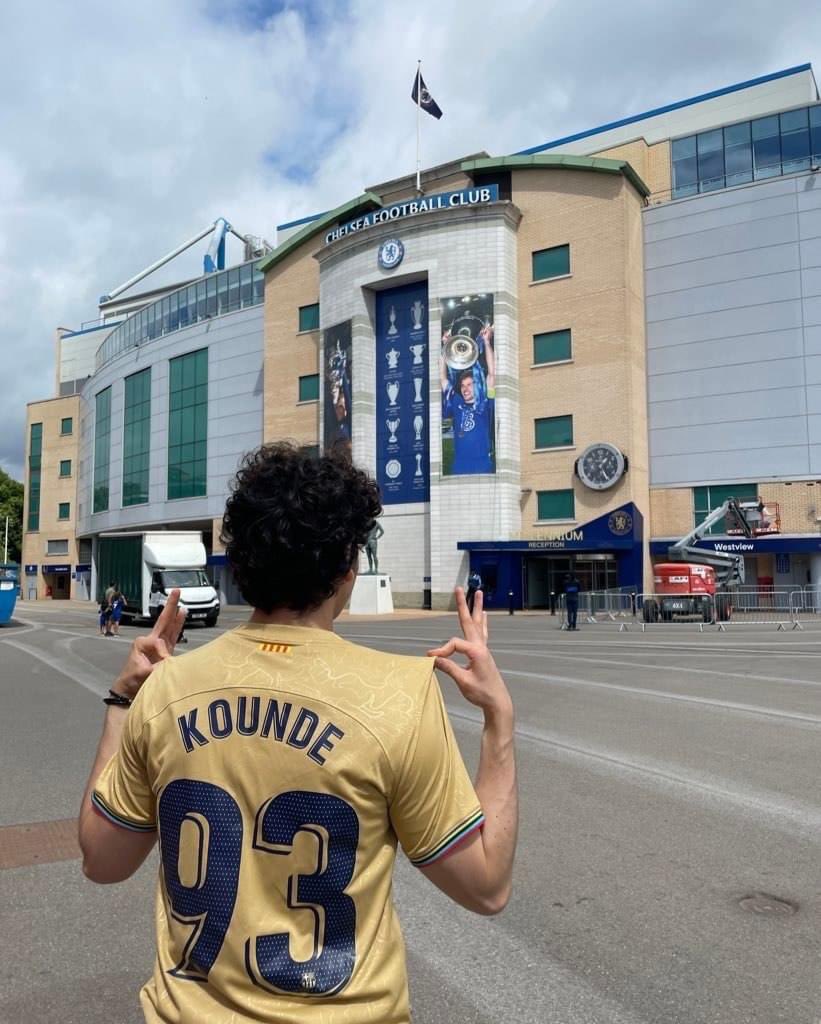 eii_nti's tweet photo. 😜 A Barcelona fan outside the Stamford Bridge wearing Koundé's shirt and the number 93, the minute in which Andrés Iniesta scored the winning goal against Chelsea to send Barça into the Champions League final. https://t.co/G5UlKRR2HD