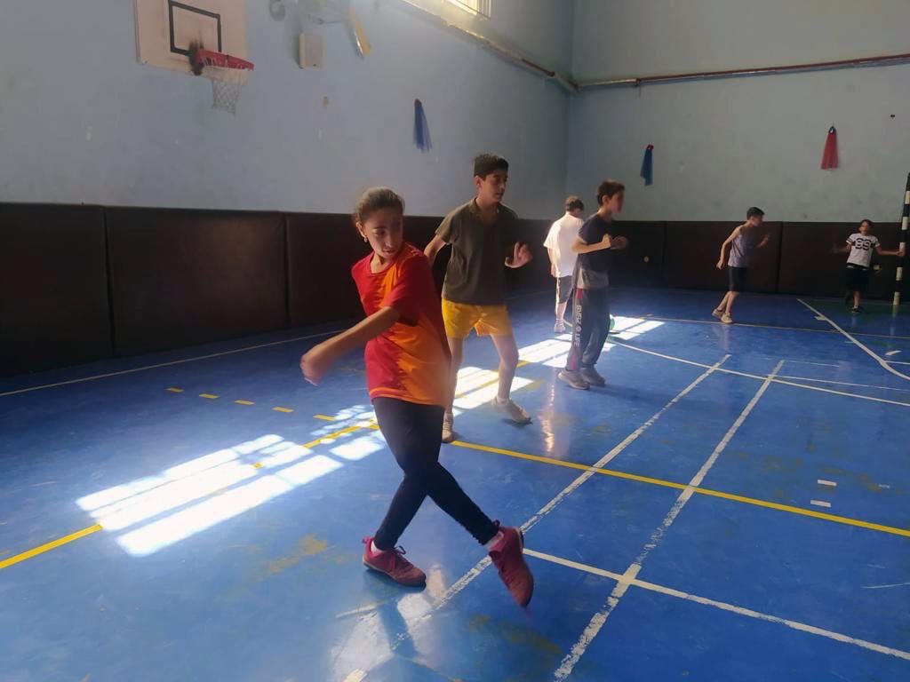 Okullarda Yaz Etkinlikleri kapsamında Kızıklar Ortaokulunda açtığımız kursumuzda Beden Eğitimi Öğretmeni Hakan ÇUBUKÇU eğitmenliğinde öğrenciler spor etkinlikleri gerçekleştiriyor.

<a href="/sdulger43/">Sabahattin DÜLGER</a>
@bursailmemhbo 
<a href="/mebhbogm/">MEB Hayat Boyu Öğrenme Genel Müdürlüğü</a>
@hayatboyuailesi 
<a href="/tcmeb/">Millî Eğitim Bakanlığı</a>
@serkangur_bursa