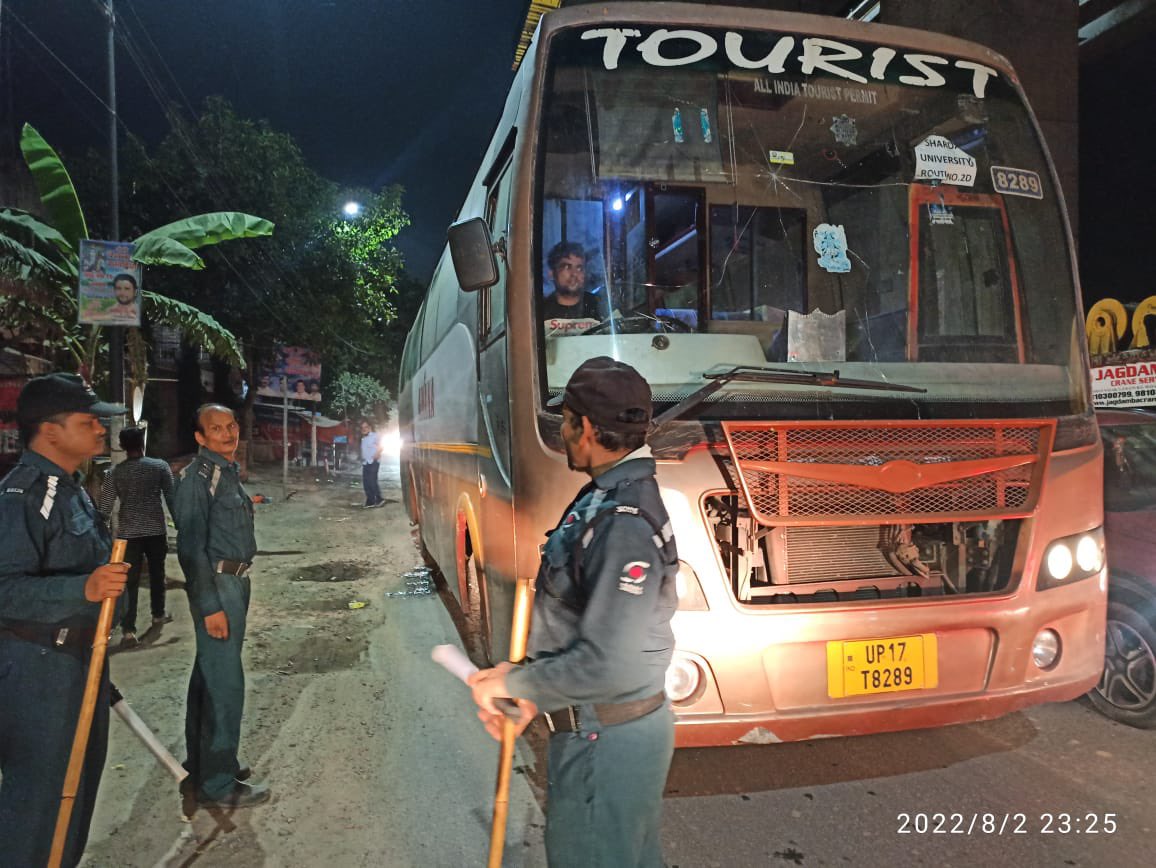 GyanVsingh's tweet photo. @Gzbtrafficpol Wrong side Bus .. heavy Traffic over the Meerut road due to this Bus .. Pl take action @dm_ghaziabad https://t.co/X1yfvAYvk5