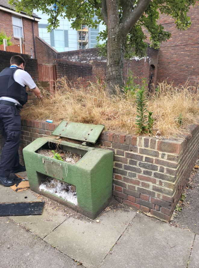 MPSBenshamManor's tweet photo. Op Cleveland 3 commenced yesterday with dedicated patrols around the borough which resulted in 8 arrests, one for being in possession of a knife. Officers also undertook intelligence lead weapon sweeps and high visibility patrols in your area. 
#OpCleveland3 https://t.co/LmzL3ZLvpz