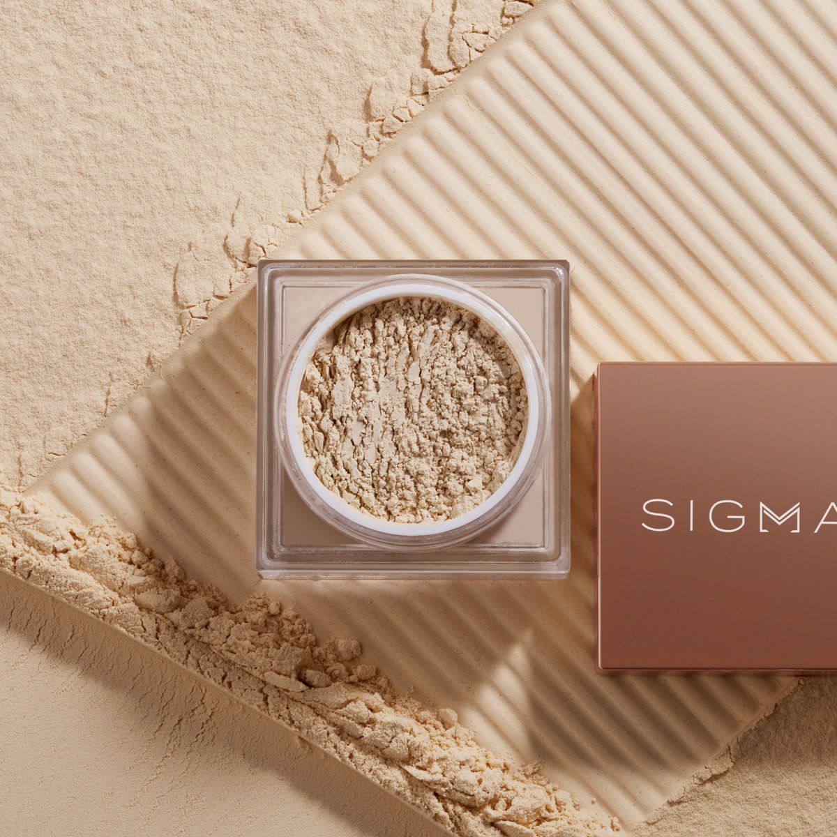 SigmaBeauty's tweet photo. Mattifying and moisturizing ✨
Our Soft Focus Setting Powders effortlessly control oily skin, hydrate and protect your complexion, and blur the appearance of pores, fine lines, and wrinkles 🤩
Shop for clean beauty today! https://t.co/9y2V2x9knK
#SigmaSettingPowder https://t.co/kgPot0TAZ3