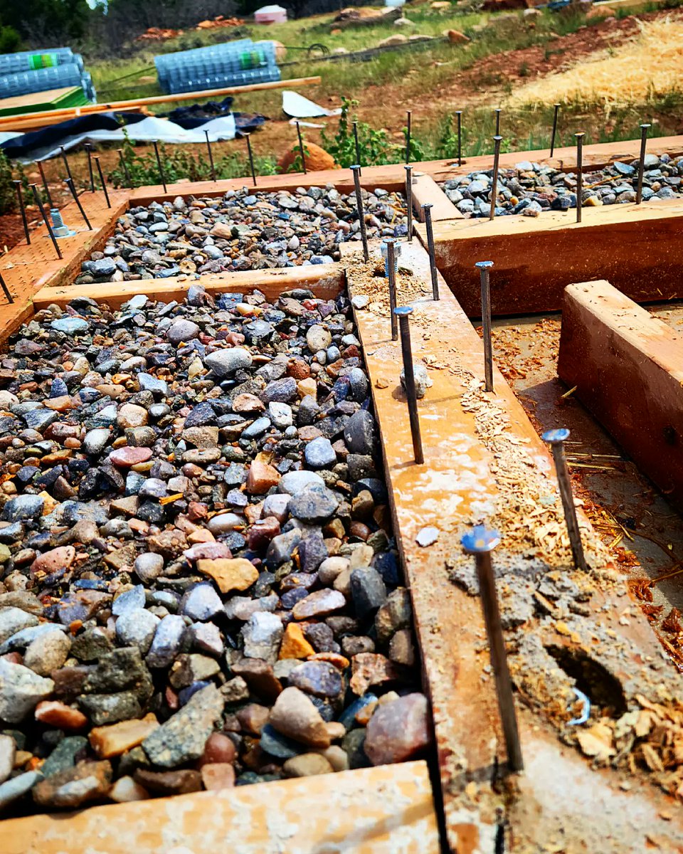 Katie_Masters29's tweet photo. GUESS WHAT!? If you go to my IG you'll see all the pics and description of day 1 of my strawbale building adventure! I'll have a way more in depth description of the build on my blog on Saturday, but I go over the basics on IG! Enjoy!
#strawbale #homeofthefuture https://t.co/6pu34AHhKy