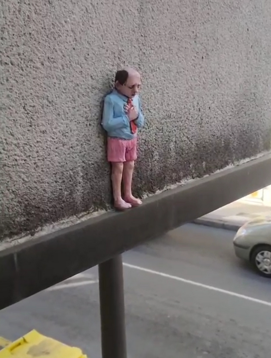 kaldarte's tweet photo. Isaac Cordal

@caldasdereis.vilatermal @visitcaldasdereis @caldas_de_reis @culturaquente 
#Galicia #kaldarte #culturaquente #arte #streetart #mural #performance #escultura https://t.co/Rs2Kpv7VJ6