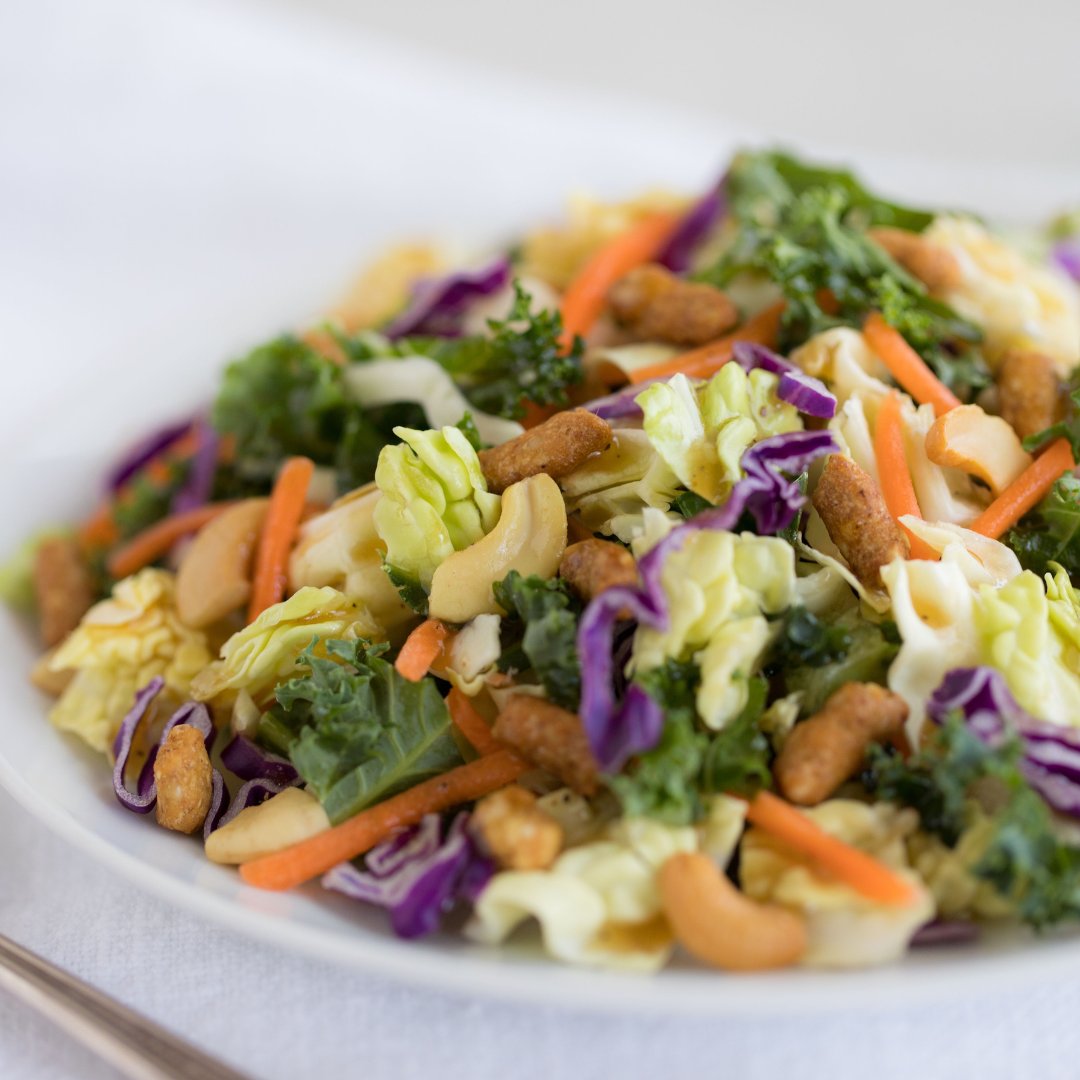 eatsmart's tweet image. The numbers don't lie: you all LOVE our Asian Sesame Salad Kit! An inspired take on the Asian classic, this crunchy combination of freshly chopped vegetables is topped with roasted cashews and crispy sesame sticks. 

Shop this salad: eatsmart.net/products/chopp…