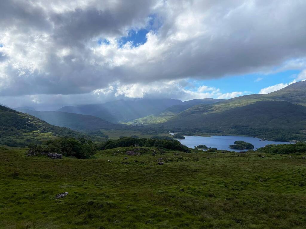 iicaza's tweet photo. Con estas vistas constantes, no llegamos no llegamos #killarneynationalpark #ladiesview https://t.co/snExSwOPVp
