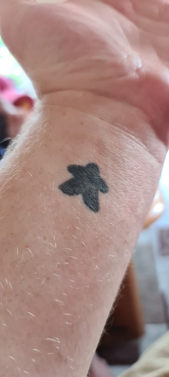 Xaltheos's tweet photo. @Brettwelten Aus einem Scherz heraus, habe ich mir einen schwarzen Meeple stechen lassen, um mir das lebenslange Vorrecht auf meine Lieblingsfarbe in unserer Gruppe zu sichern 😁 https://t.co/E59mA6iOoy