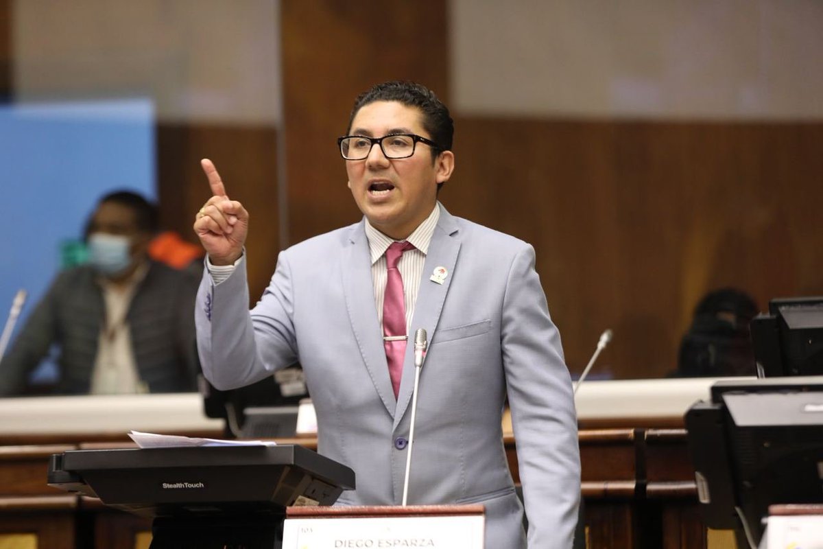 AsambleaEcuador's tweet photo. #PlenoLegislativo | @DiegoEsparza_17 apoya esta iniciativa para entregar a los ecuatorianos herramientas para vivir en paz; al mismo tiempo reclama porque llegue educación de calidad también a la Amazonia del país.

#UniversidadCienciasPoliciales https://t.co/zzvRWF4LgG