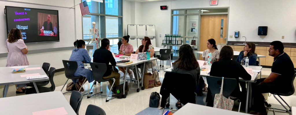 New SLAR teachers working with <a href="/NadiadlC7/">Nadia de la Cruz</a> and <a href="/Griseld06589744/">Griselda Escobar</a> today! #EmbracingMLs