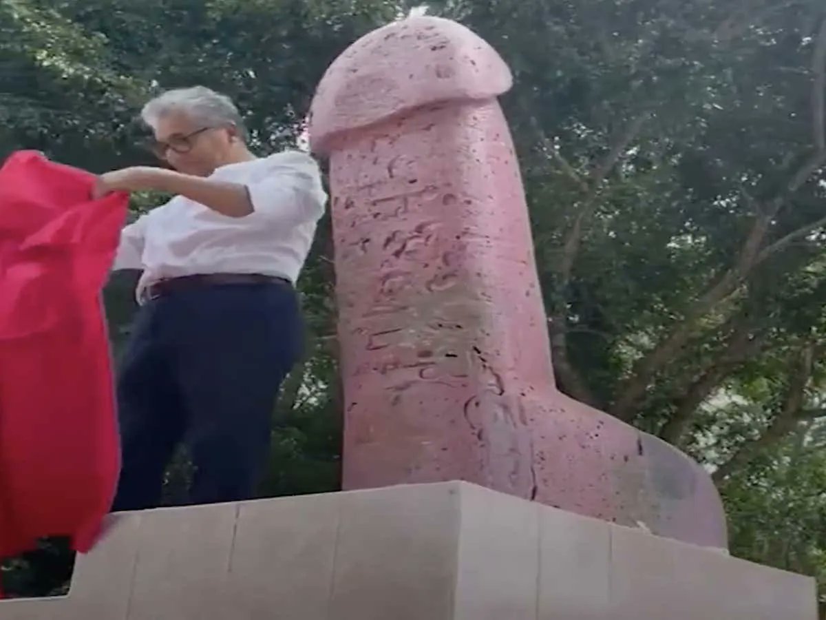 barstoolsports's tweet photo. A 99-Year-Old Grandma's Dying Wish Was For Her Family To Place A Giant 600 lb. Dick Statue On Top Of Her Grave https://t.co/CXragQ2UFc https://t.co/g2rbOerk3u
