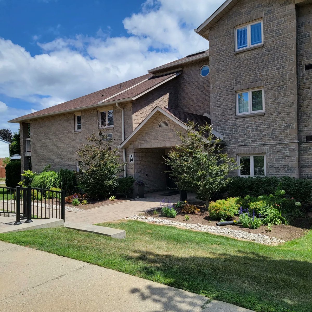 Paramount2005's tweet image. This drought is no joke. But everything that is within our power, you'd better believe that our teams are on it! They will leave your home/ workplace with a professional curb appeal. #landscapingcompany #lawnmaintenance #lawncare #gardenmaintenance