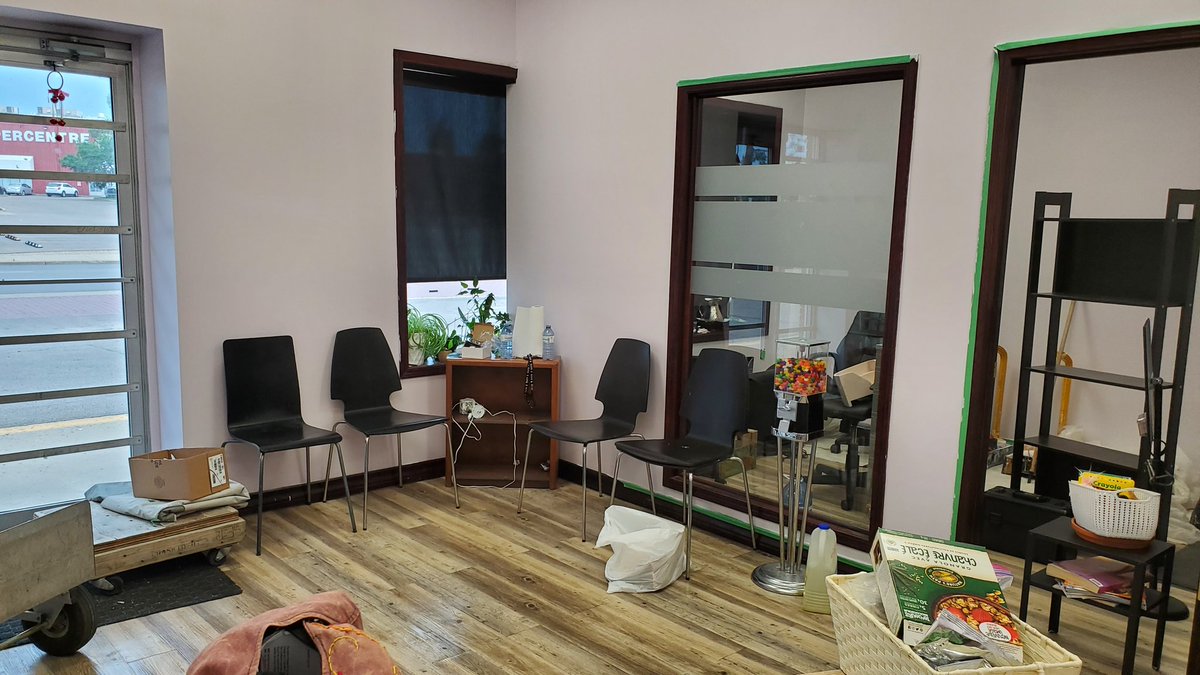 It's official we've moved into our new space🎉 and been approved! All that's left is finishing touches. Here's a sneak peak of our unfinished waiting room.

#reddeer #local #moving #salon #victoriousbeautysalon #tbt #Influencer #YEEZYDAY #Pelosi #nailtech #hairstylist #Alberta