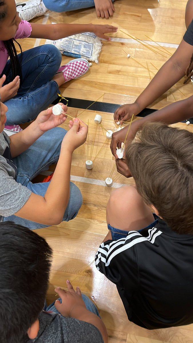 PharrisChris's tweet photo. After lunch bunch stirring those creative juices to build the tallest structure. #RMSfirstclass @SpringISD @RobersonSpring @SpringISD_CTE https://t.co/GppOhkZw7A