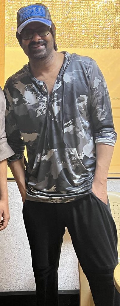 RuthlessREBELS_'s tweet image. #Prabhas &amp;amp; @YoursGopichand watched #TopGun  at #PrasadsLargeScreen 

Friends Goals B/w these two buddies are always 😍😍😍