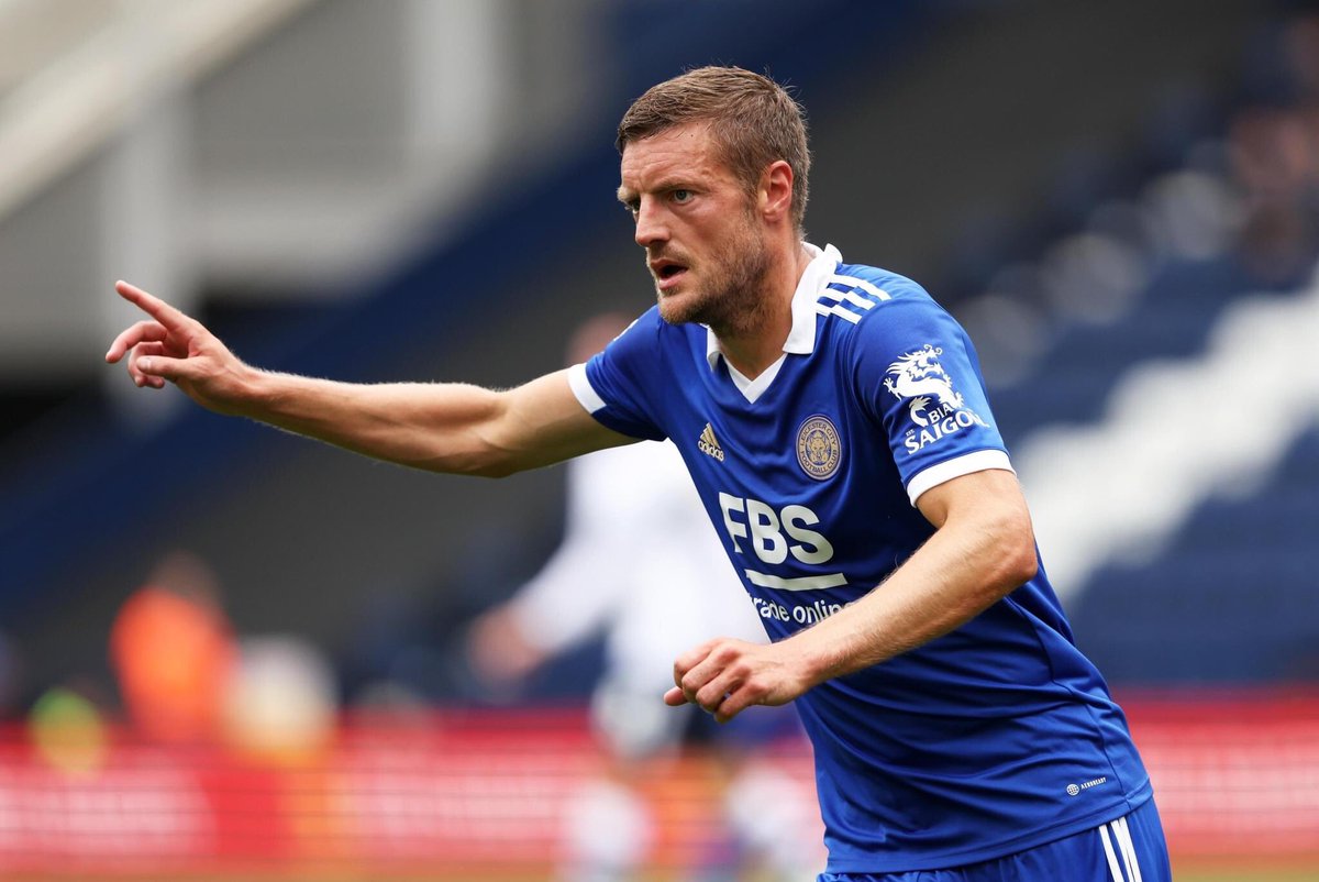 k_phestival's tweet photo. 🚨 Chelsea and Manchester United are monitoring Jamie Vardy's situation.

The 35-year old striker is yet to begin talks over a new deal at Leicester and he only has one-year left. #MUFC #CFC 

(Source: 90min) https://t.co/O1UUIevRbv