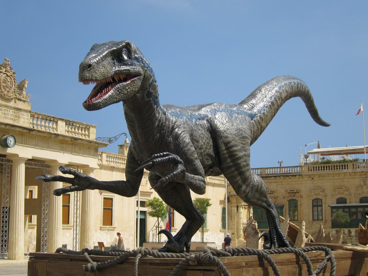JurassicWorld_4's tweet photo. Así es la estatua de Blue que se ha colocado en Malta como honor de ser uno de los lugares de rodaje de #JurassicWorldDominion https://t.co/DsegRWdAqf