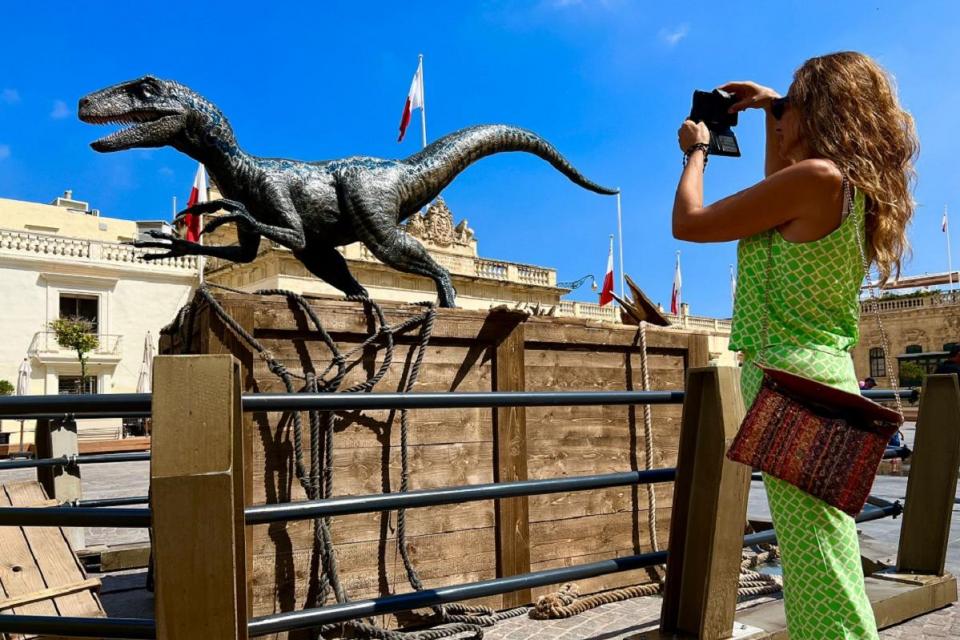 JurassicWorld_4's tweet photo. Así es la estatua de Blue que se ha colocado en Malta como honor de ser uno de los lugares de rodaje de #JurassicWorldDominion https://t.co/DsegRWdAqf