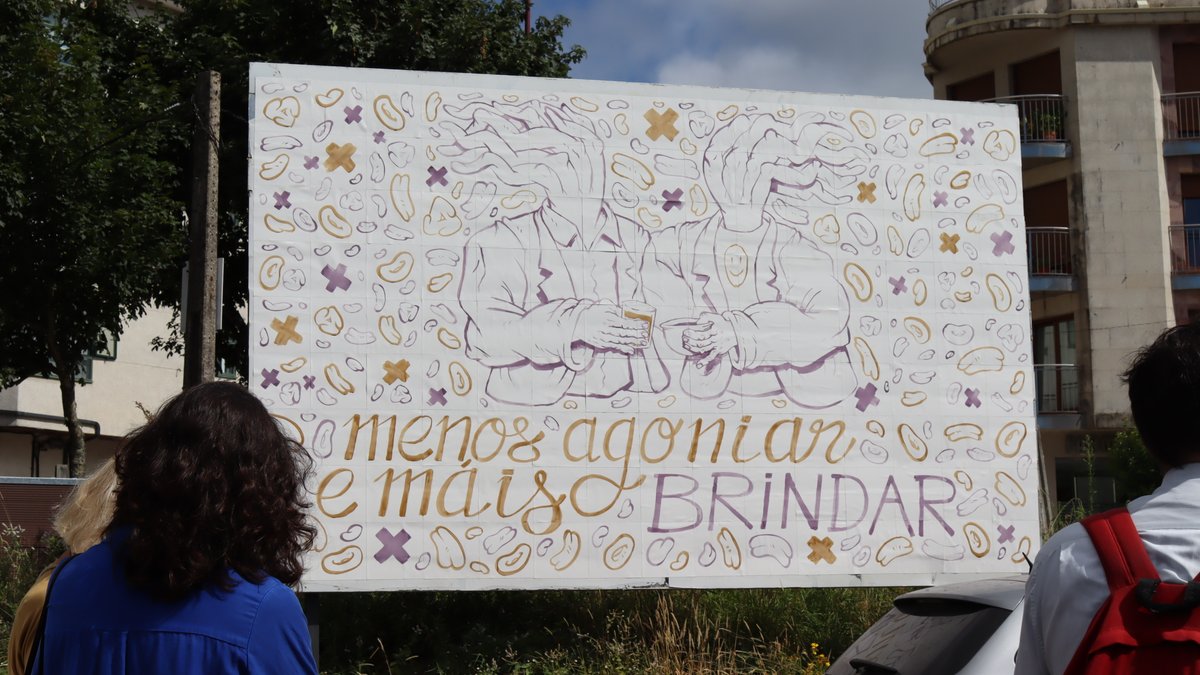 kaldarte's tweet photo. Oscar Lanza
"Menos agoniar e máis brindar"

@caldasdereis.vilatermal @visitcaldasdereis @caldas_de_reis @culturaquente 
#Galicia #kaldarte #culturaquente #arte #streetart #mural #performance #escultura https://t.co/U6os0iG6Tx