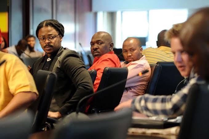 Khuzani madoda, this guy is not serious. He is still paying lobola #Mnakwethu