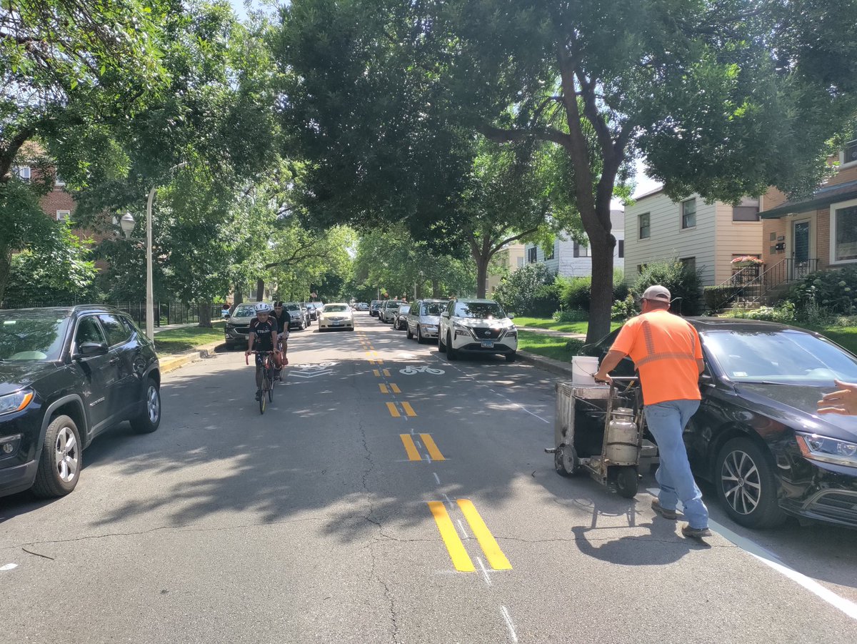 ChicagoDOT's tweet photo. The new Berwyn Neighborhood Greenway, funded by @chicagosmayor’s #ChicagoWorks program, includes a contraflow bike lane and lowered speed limit of 20mph to help people biking to the North Shore Channel Trail. CDOT is working to extend the project east of Western Ave. https://t.co/ndLE0m8xbu