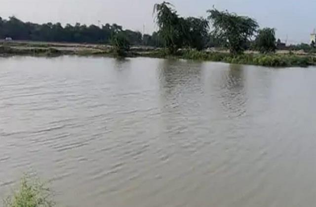 punjabkesari's tweet photo. बड़ा हादसा: तालाब में डूबने से तीन स्कूली छात्रों की हुई मौत, गांव में पसरा मातम
https://t.co/TrLiHlI2W4
#haryanahindinews #panipatnews #accidentnews #studentsdied #panipatpolice https://t.co/A8bCihzE0p