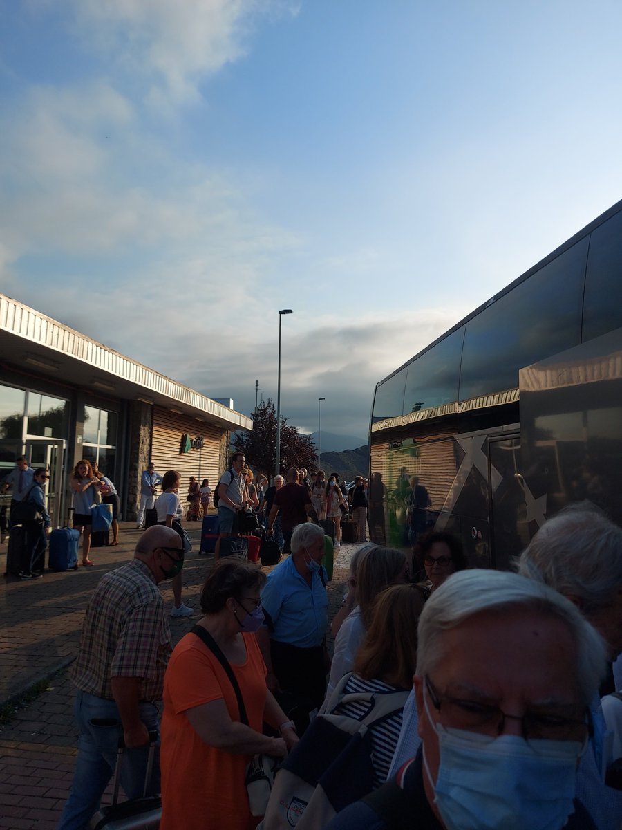 cperezrioja's tweet photo. @renfe
 vergüenza. 2 horas de retraso y ni una explicación. 10 vagones llenos de gente mayor. Sin nadie ayudando ni organizando.Sin un poco de agua, con cambio adicional a un autobús sin explicación. 30 minutos esperando al sol. Gracias, Renfe https://t.co/k8w4KE2G7M