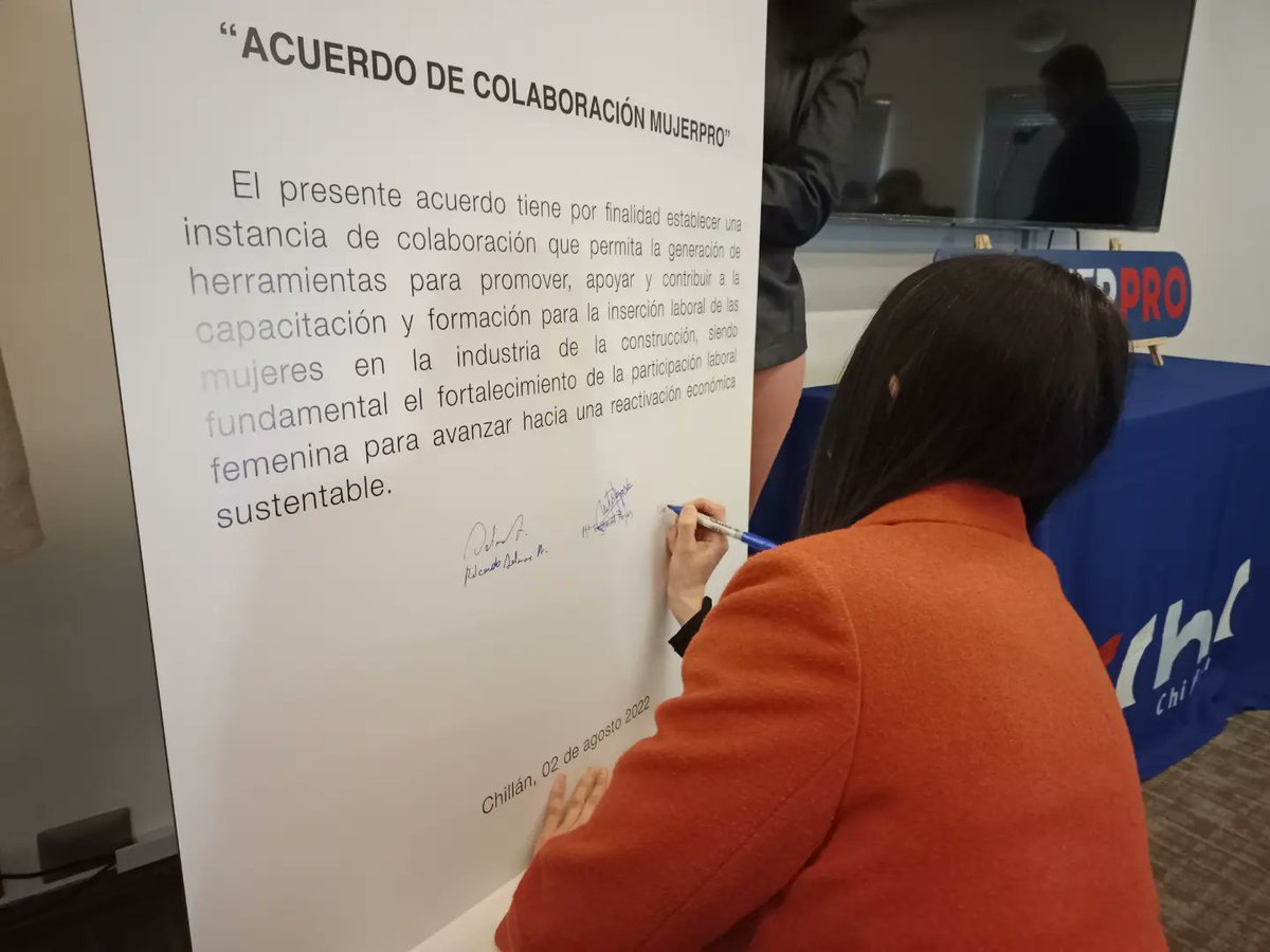 MMEG_Nuble's tweet photo. 💪🏼👷🏻‍♀️👩🏻‍🦱Las primeras 15 mujeres de #Ñuble se sumaron al Proyecto #MujerPro que lanzó @CChCChillan para fortalecer empleabilidad femenina en el rubro de la construcción 🏗️a cuyo lanzamiento asistió la Seremi (s) @NicolUlloaC junto a su par de @MintrabNuble
#NuncaMásSinNosotras https://t.co/gB4IknPU9j