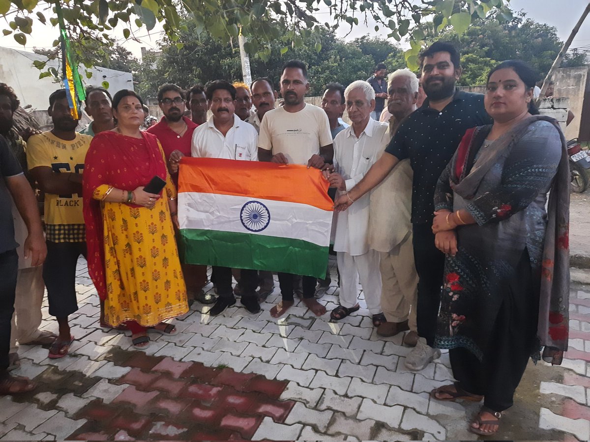 DeepakAbrol9's tweet photo. Bjp City Mandal Kathua
#HarGharTiranga #ForNation
Ward No. 17 @narendramodi @DrJitendraSingh @ImRavinderRaina @AmitShah https://t.co/nik7M72lbI