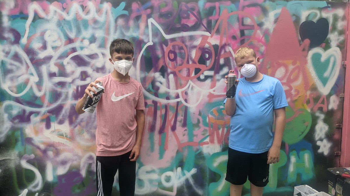 Roots0121's tweet photo. We had loadsa fun at our freestyle graffiti session today with @SandwellYouth @sandwellcouncil
Catch us tomorrow and Thurs from 12-4pm for more painty shenanigans at Brunswick Skate Park #HAF2022
#community #graffiti #workshop #streetart #loopcans https://t.co/8cGu6iVUhq