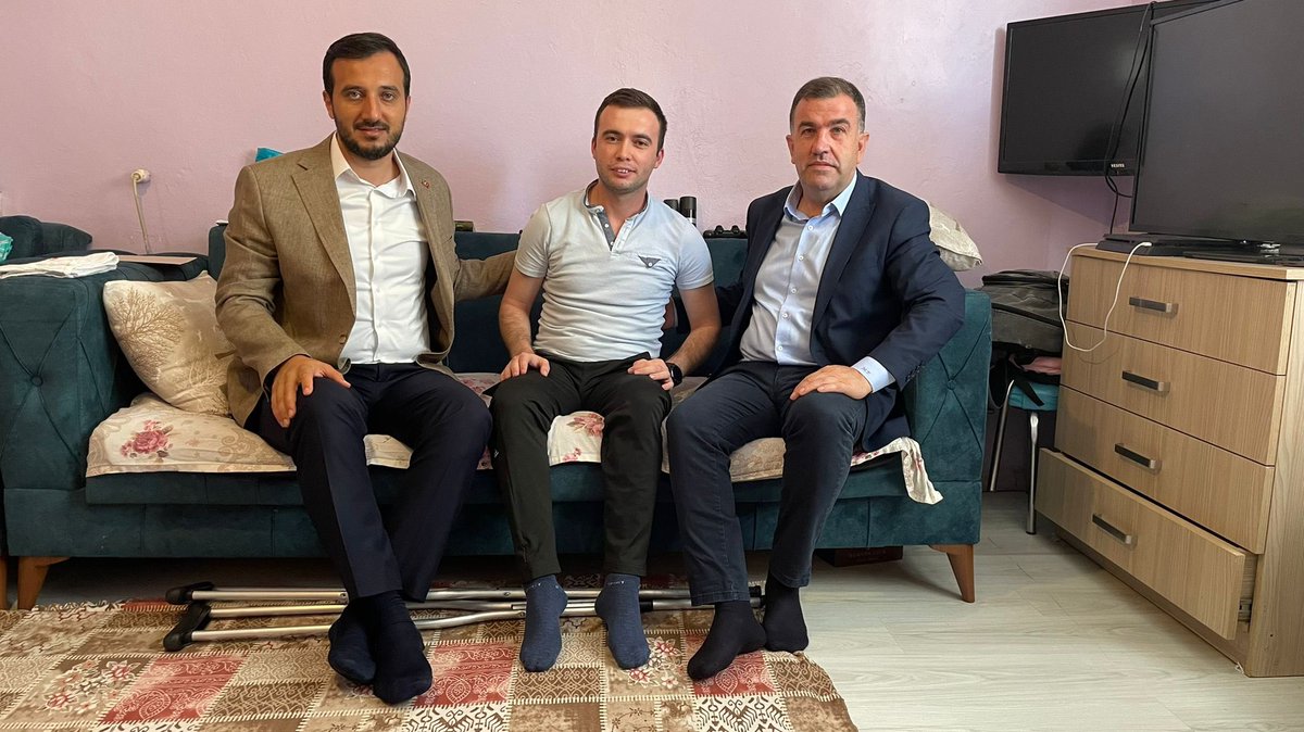 Hain terör örgütü PKK’ya yönelik Irak'ın kuzeyinde başarıyla devam eden Pençe-Kilit Operasyonu’nda yaralanan Sinan Yiğit kardeşimizi Kaymakamımız <a href="/Mustafa_Eldivan/">Mustafa ELDİVAN</a> ile baba ocağında ziyaret ettik. 

Rabbimden acil şifalar diliyorum 🇹🇷