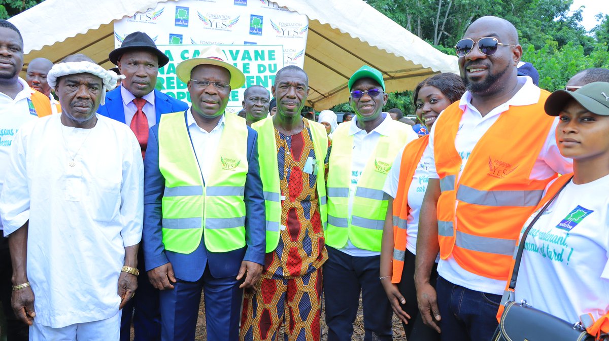 SODEFOR22's tweet image. Caravane nationale de reboisement populaire 2022 dernière étape d&apos;agboville ( FC rasso) en présence du ministre de la santé, la @FondationYes et @SODEFOR22 Bouclent les 182ha en 45 jours soit 200200plants Forestiers mis en terre.
i @pnudcotedivoire @FAOCotedIvoire @dimbobin