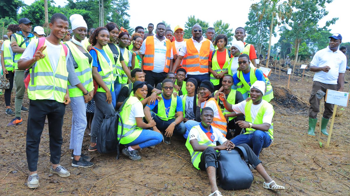 SODEFOR22's tweet image. Caravane nationale de reboisement populaire 2022 dernière étape d&apos;agboville ( FC rasso) en présence du ministre de la santé, la @FondationYes et @SODEFOR22 Bouclent les 182ha en 45 jours soit 200200plants Forestiers mis en terre.
i @pnudcotedivoire @FAOCotedIvoire @dimbobin