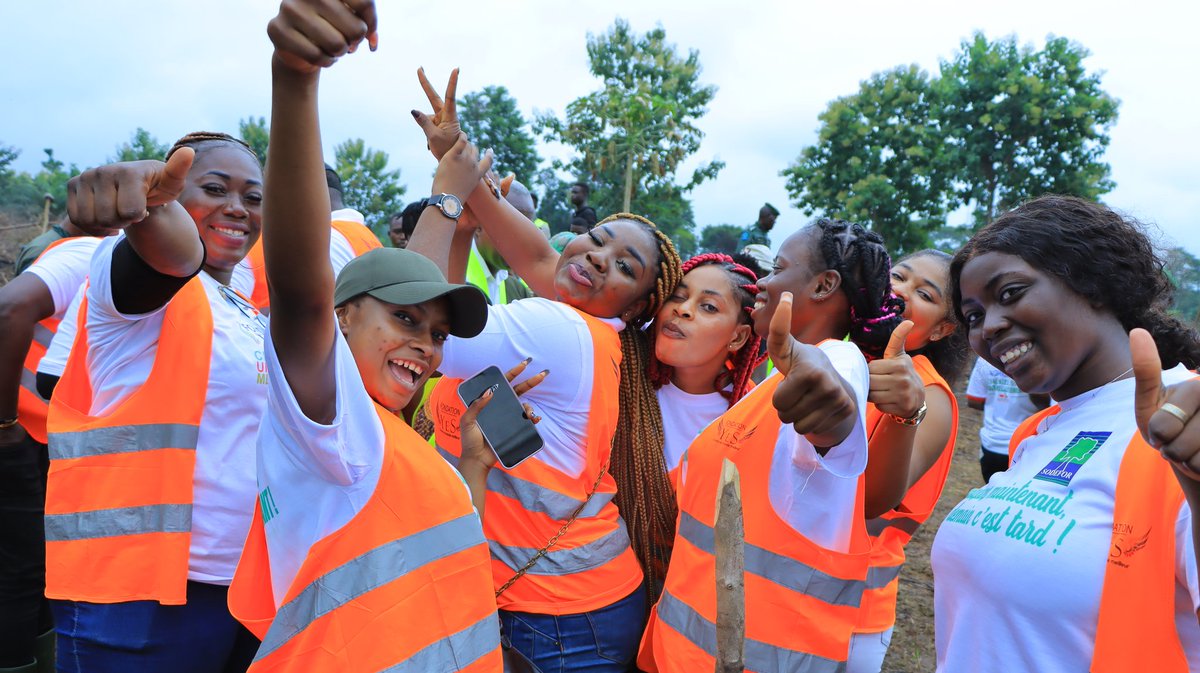 SODEFOR22's tweet image. Caravane nationale de reboisement populaire 2022 dernière étape d&apos;agboville ( FC rasso) en présence du ministre de la santé, la @FondationYes et @SODEFOR22 Bouclent les 182ha en 45 jours soit 200200plants Forestiers mis en terre.
i @pnudcotedivoire @FAOCotedIvoire @dimbobin