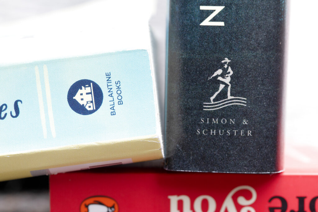 I'm super intrigued by the <a href="/penguinrandom/">Penguin Random House 🐧🏠📚</a> + <a href="/simonschuster/">Simon & Schuster</a> merger, and wondering how my much wiser publishing friends think it will change the industry. #publishing #mergers #entertainment buff.ly/3btJkQo