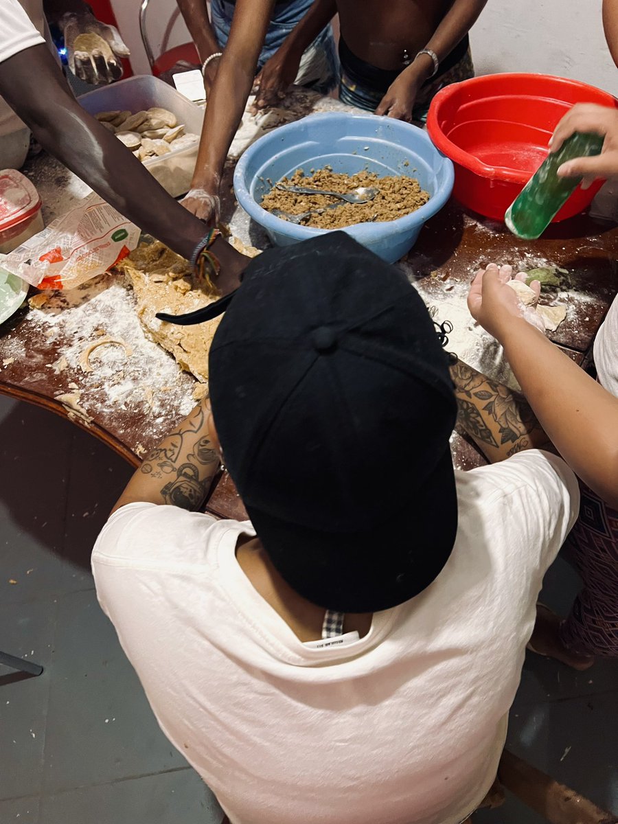 De hoje. Na CIDADE DE DEUS. Uma tropa de JOVENS. Mesa lotada de farinha de TRIGO. Na produção de SALGADINHOS. Isso não mostram. O helicóptero não vem filmar. Não passa no jornal. Vai, meu filho. Espalha igual fofoca. Essa galera aí tá saindo formada de uma cozinha comunitária!
