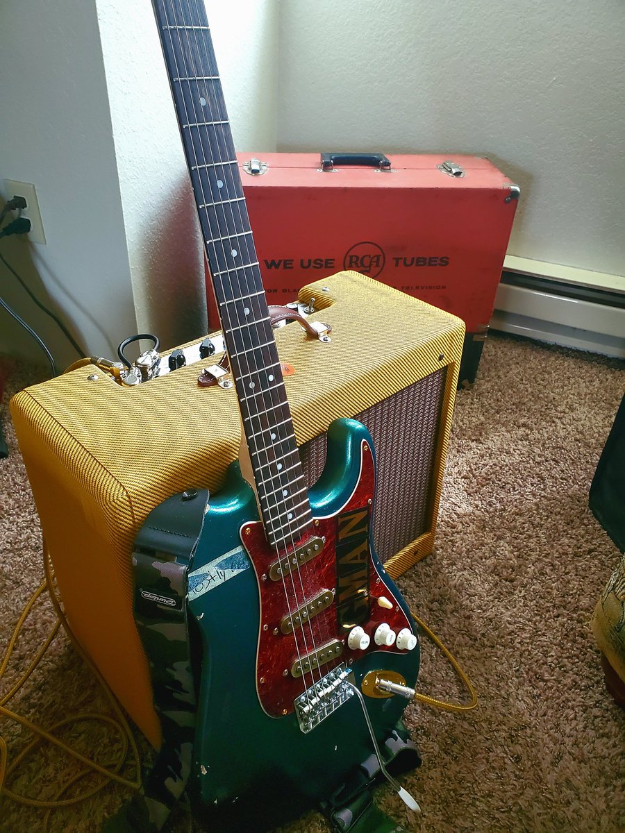 GumptionmanBnd's tweet photo. I know it's #teletuesday and this is not really a Tele, but it sure wishes it was. 
#FesterCrapcaster
#cheapguitars
#5E3 https://t.co/bT95RRSgKl