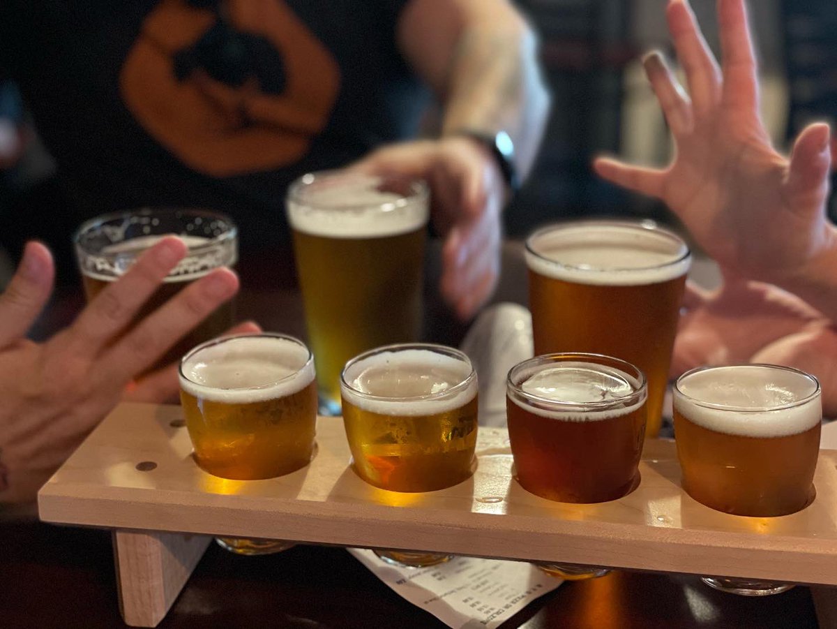 craftbrewjester's tweet photo. Brewstop #53 on the #questtobreak75 of #brewquest2022 was on a day trip to #portAngeles where we hit up #barhopbrewing for some brews and #Zaaaa it was our last stop of the day #savethebestforlast
#partnersinbeer #PA #washington #coho #blackballdaytrip https://t.co/xKNTMgixDH