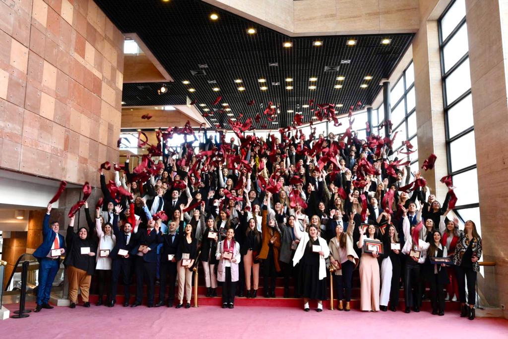 UniversidadORT's tweet photo. Muchas gracias a quienes nos acompañaron en esta ceremonia. Hoy comienza una nueva etapa en la carrera profesional de los graduados. De parte de la Universidad ORT Uruguay: ¡felicitaciones a todos! https://t.co/zGdX6FQGpu
