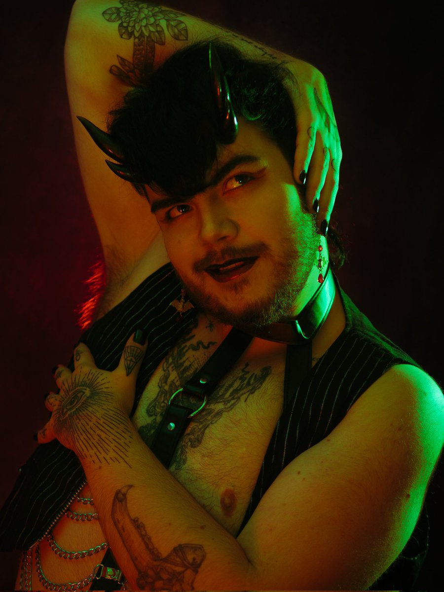 electr0spectrum's tweet photo. 🦇HORROR SHOW🥀

After buying these horns at an event, I knew I had to do a demon inspired look to compliment the angel I did for Pride! ✨
Super happy with the results, not only am I proud of myself for keeping the body confidence, but also the colours in these photos 🖤 https://t.co/9mwlhleXCB