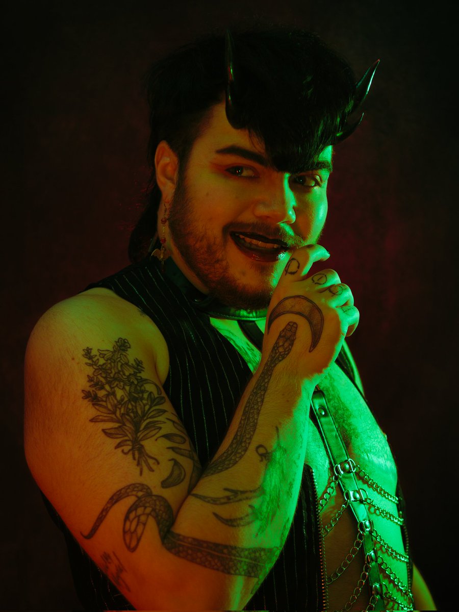 🦇HORROR SHOW🥀

After buying these horns at an event, I knew I had to do a demon inspired look to compliment the angel I did for Pride! ✨
Super happy with the results, not only am I proud of myself for keeping the body confidence, but also the colours in these photos 🖤