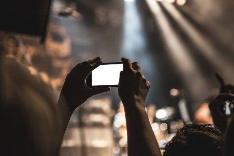 ansia_totale's tweet photo. Tenetevi strette quelle persone che vi fanno la videochiamata durante i concerti https://t.co/6j2NBpG0t4