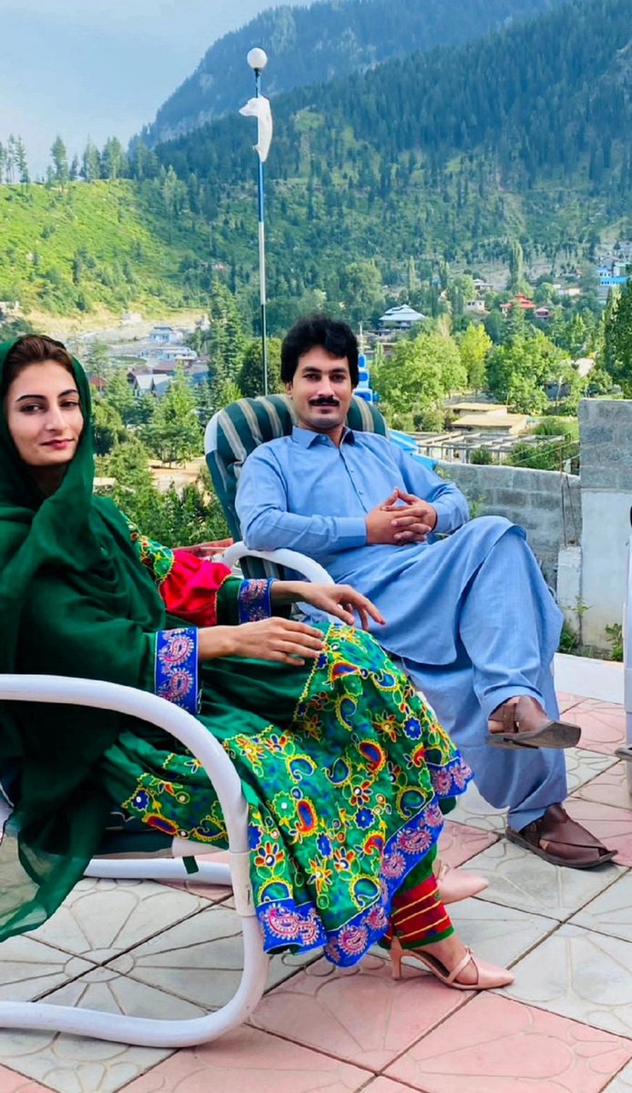 د دلي تخت هېروومه چې رایاد کـړم
زما د ښکلې پښتونخوا د غرو سرونه
 
#جنت_وطن #الماس_خانم #کالام