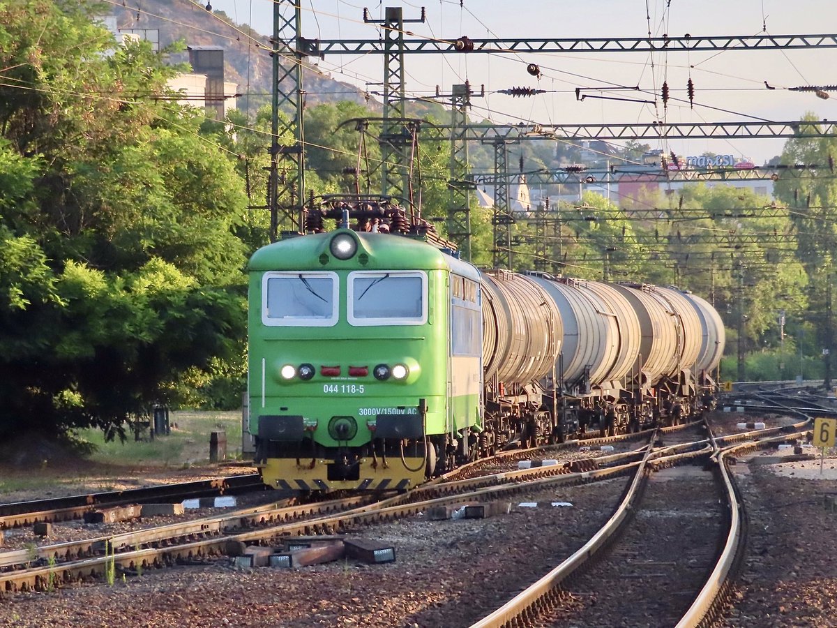 HiPa125's tweet image. Railtrans International Škoda #Class242 044 118-5 with a mixed rake of tank wagons snakes through Budapest-Kelenföld… 

🇭🇺 
02/08/22