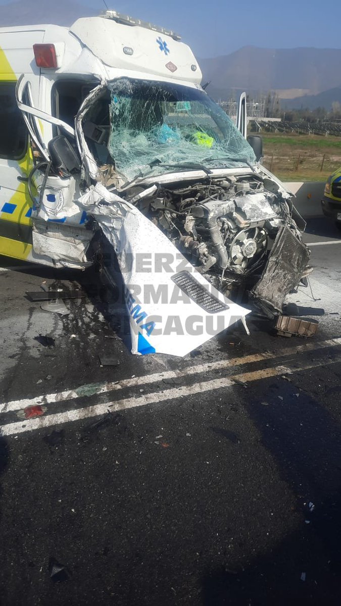 aconcaguaradio's tweet photo. Dos personas en riesgo vital, tras choque frontal entre Ambulancia y 2 vehículos en la Ruta 60, altura Lo Campo. Tránsito suspendido https://t.co/f2UaqfN5Sf
