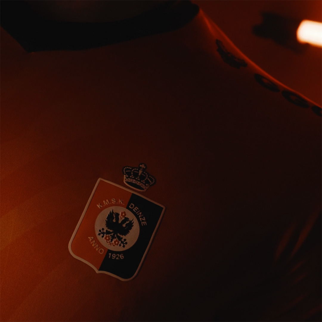 KMSKDeinze's tweet photo. 𝙎𝙣𝙚𝙖𝙠 𝙥𝙚𝙚𝙠 👀 

Our new home kit drops this afternoon! Stay tuned…

#AttackingtheFuture https://t.co/KfAAHq7NEN