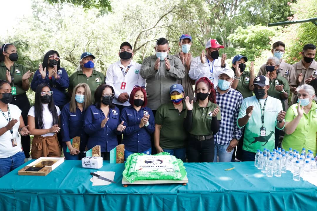 El dia de hoy estuvimos celebrando el aniversario del Parque Zoológico de Caricuao, muy orgulloso de todos los trabajadores, medicos, cuidadores que hacen posible el exitoso desenvolvimiento de todo lo que allí ocurre. ➡️ instagram.com/p/CgxI9P4ucoU/… <a href="/NicolasMaduro/">Nicolás Maduro</a> <a href="/delcyrodriguezv/">Delcy Rodríguez</a>