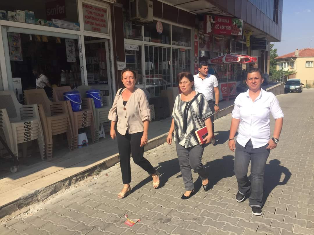 Bugün Çal ilçe örgütümüzle birlikte Çal merkezdeki öbeklerimizideki kadın esnaflarımızı ziyaret ettik.

 Ülkemizde olduğu gibi Çal’da da esnaf kan ağlıyor,sattığı malı geriye koyamamaktan,her gün gelen zammlardan bıkmış yeter artık diyor.