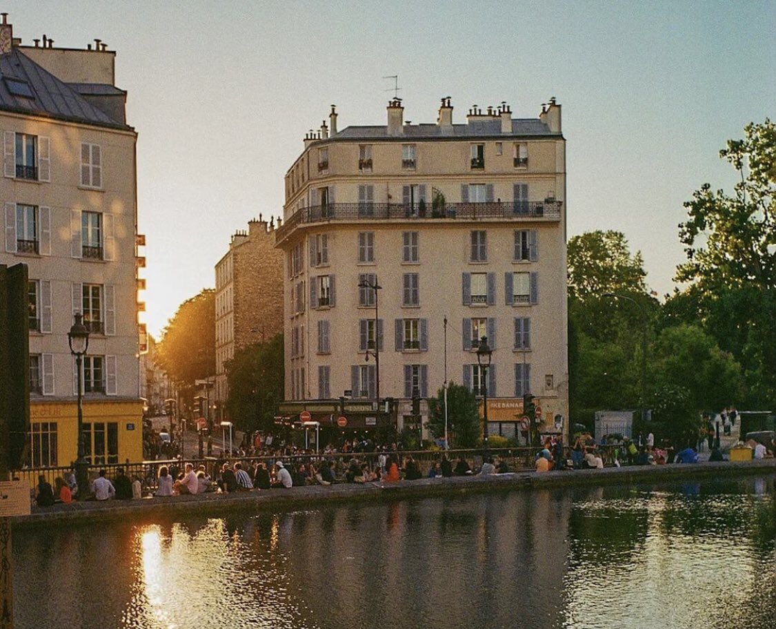 jphtwittes's tweet photo. Le soleil se couche sur #Paris … Beaucoup de monde sur les bords du Canal Saint-Martin … 😎🌿☀️🍺🍷
.
#friends #lespotes #cool #paris #photo #photography #photooftheday #apero #paname #parisianstyle https://t.co/NtId4HT3jv