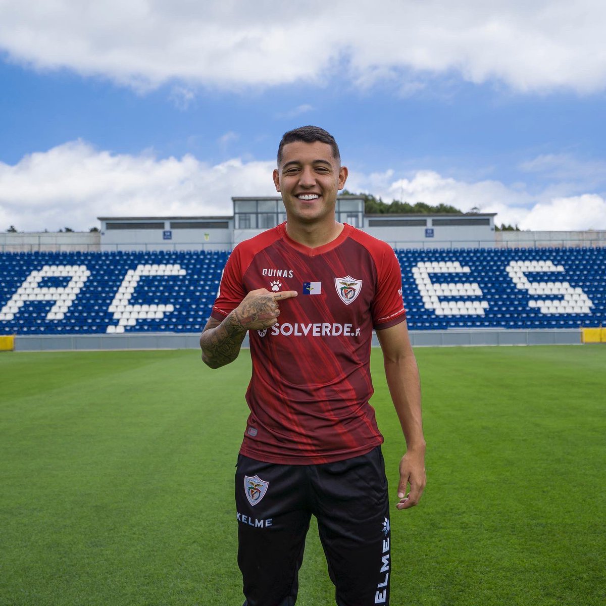 CD_SantaClara's tweet photo. 𝐁𝐞𝐦-𝐯𝐢𝐧𝐝𝐨, 𝐏𝐞𝐝𝐫𝐨 𝐁𝐢𝐜𝐚𝐥𝐡𝐨 🔴⚪️

O médio brasileiro de 21 anos chega cedido pelo Palmeiras pela duração da presente época. 

📲 https://t.co/QrX1ph0B8k

#BravosAçorianos #MisticaInsular https://t.co/SYrn3bAaD9